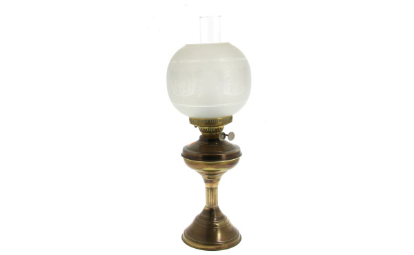Lampe à pétrole en laiton avec son globe