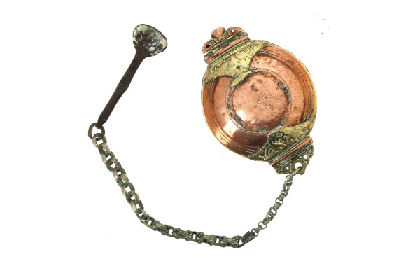 Petite boîte à bétel avec chaîne et cuil