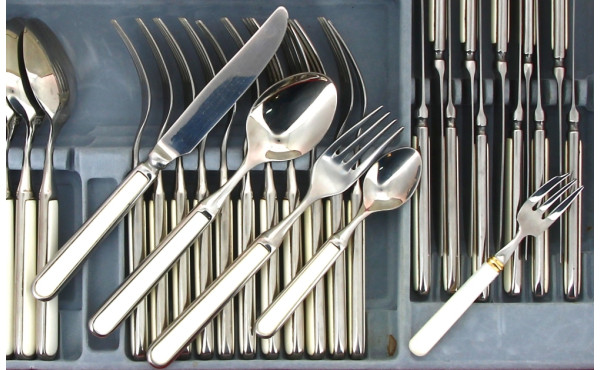 Ménagère en inox comprenant 12 grands co