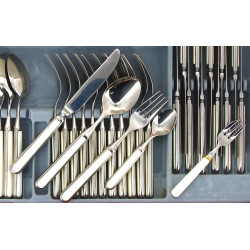 Ménagère en inox comprenant 12 grands co