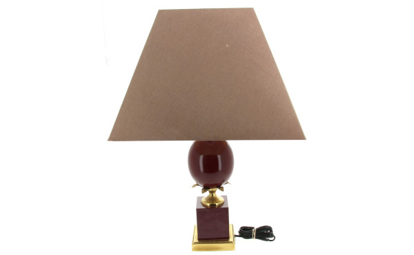 Lampe en laiton et métal laqué bordeaux,
