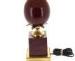 Lampe en laiton et métal laqué bordeaux,