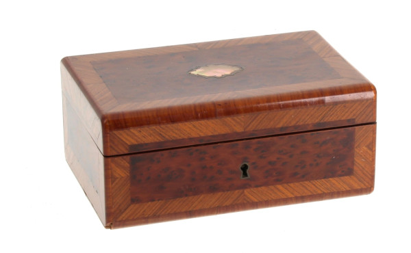 Coffret en placage de loupe et incrustat