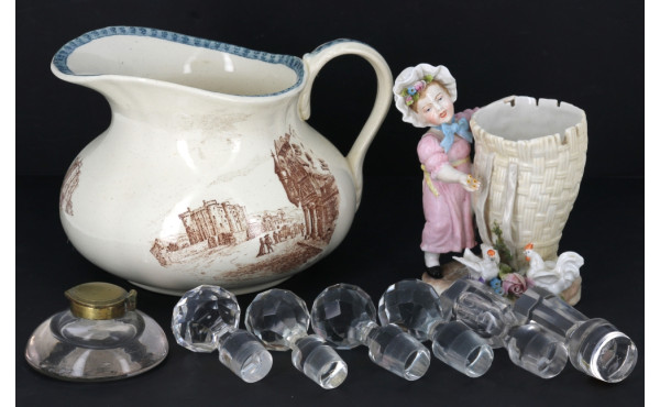 Lot comprenant un petit vase en porcelai