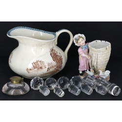 Lot comprenant un petit vase en porcelai