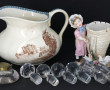 Lot comprenant un petit vase en porcelai