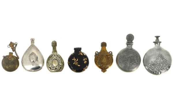 Lot de 7 secouettes et tabatières en mét