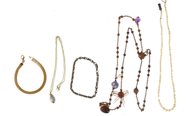 Petit lot de bijoux fantaisie dont brace