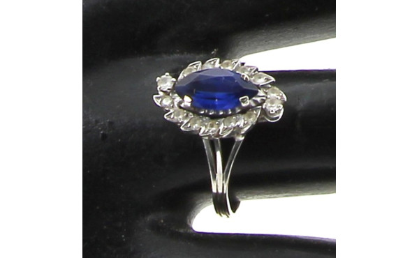 Bague en or gris 18 carats, poinçon tête