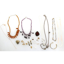 Lot de bijoux fantasie dont colliers, br