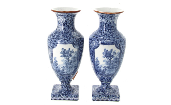 Paire de vases balustres en faïence fine