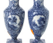 Paire de vases balustres en faïence fine