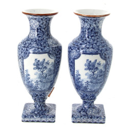 Paire de vases balustres en faïence fine
