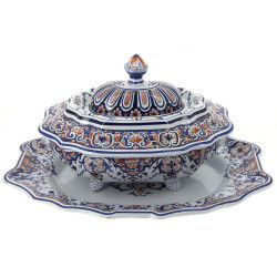 Soupière couverte sur son plat servant e