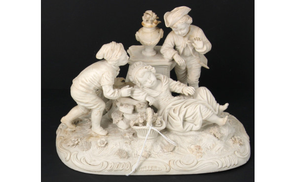 Groupe en biscuit blanc figurant une fil