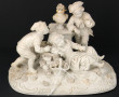 Groupe en biscuit blanc figurant une fil