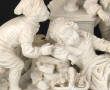 Groupe en biscuit blanc figurant une fil
