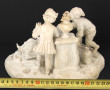 Groupe en biscuit blanc figurant une fil