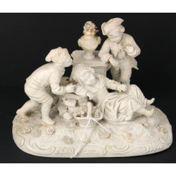 Groupe en biscuit blanc figurant une fil