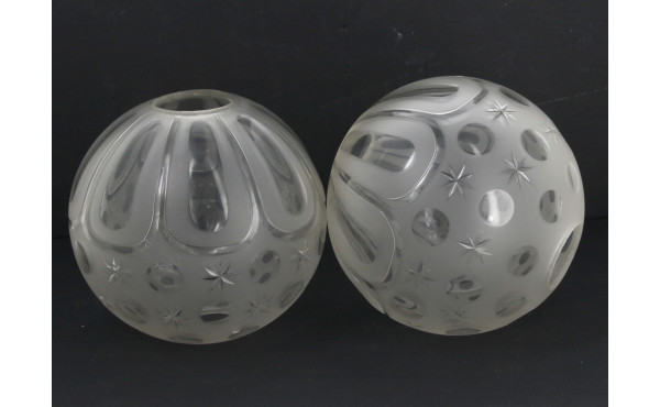 Paire de globes de lampes en verre: on y
