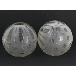 Paire de globes de lampes en verre: on y