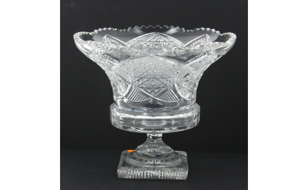 Vase en cristal taillé style médicis rep