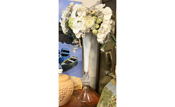 Haut vase en verre garni de fleurs artif