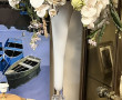 Haut vase en verre garni de fleurs artif