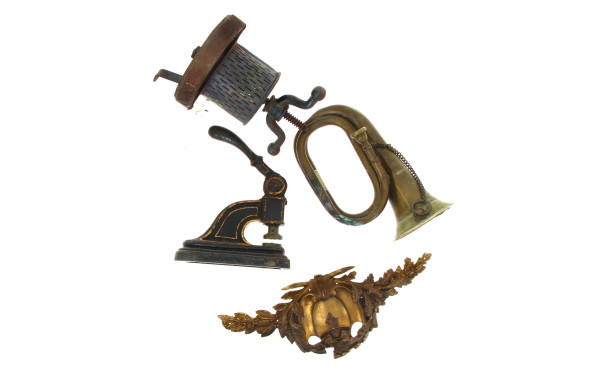 Lot comprenant un clairon, une garniture