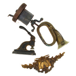 Lot comprenant un clairon, une garniture