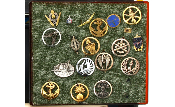INSIGNES - Valise de marin garnie de pho