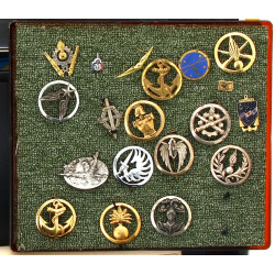 INSIGNES - Valise de marin garnie de pho