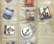 INSIGNES - Classeur de 54 insignes essen