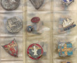 INSIGNES - Classeur de 54 insignes essen