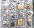 INSIGNES - Classeur de 85 insignes de l'