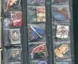 INSIGNES - Classeur de 85 insignes de l'