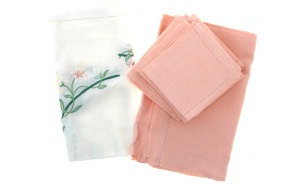 Lot de linge dont nappe rose avec servie