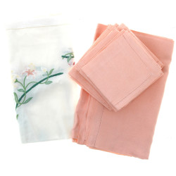 Lot de linge dont nappe rose avec servie