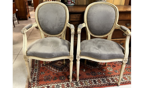 Paire de fauteuils de style Louis XVI (q