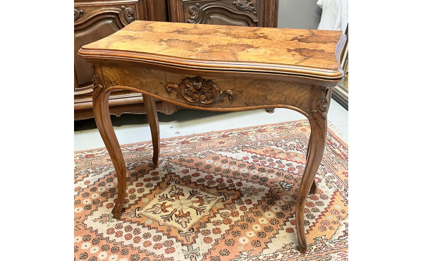 Table à jeux en placage et loupe, piètem