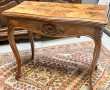 Table à jeux en placage et loupe, piètem