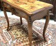 Table à jeux en placage et loupe, piètem