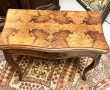 Table à jeux en placage et loupe, piètem