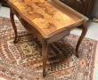 Table à jeux en placage et loupe, piètem