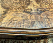 Table à jeux en placage et loupe, piètem
