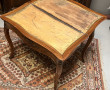 Table à jeux en placage et loupe, piètem