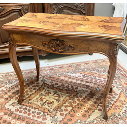 Table à jeux en placage et loupe, piètem