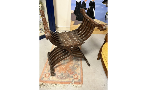Fauteuil style syrien avec incrustations