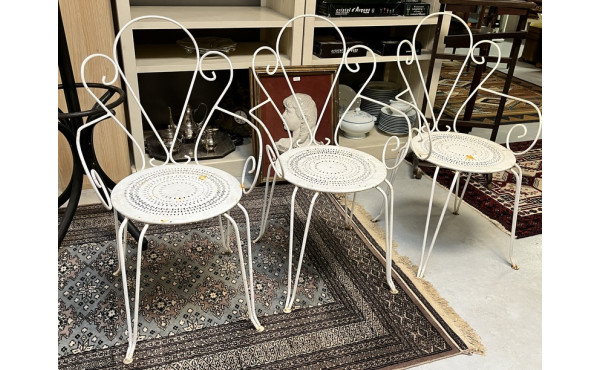 3 chaises de jardin en fer laqué blanc, 