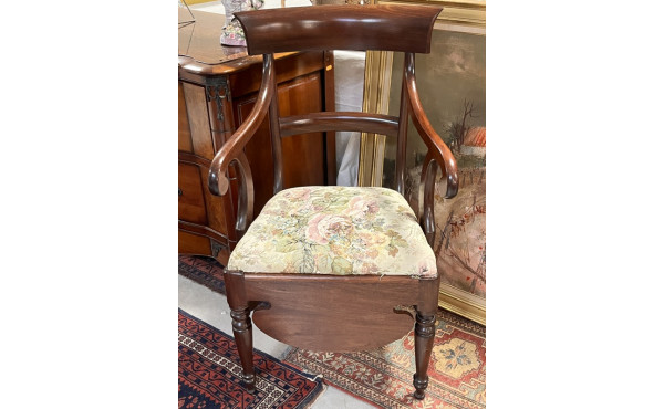 Fauteuil anglais recouvert d'un tissu fl